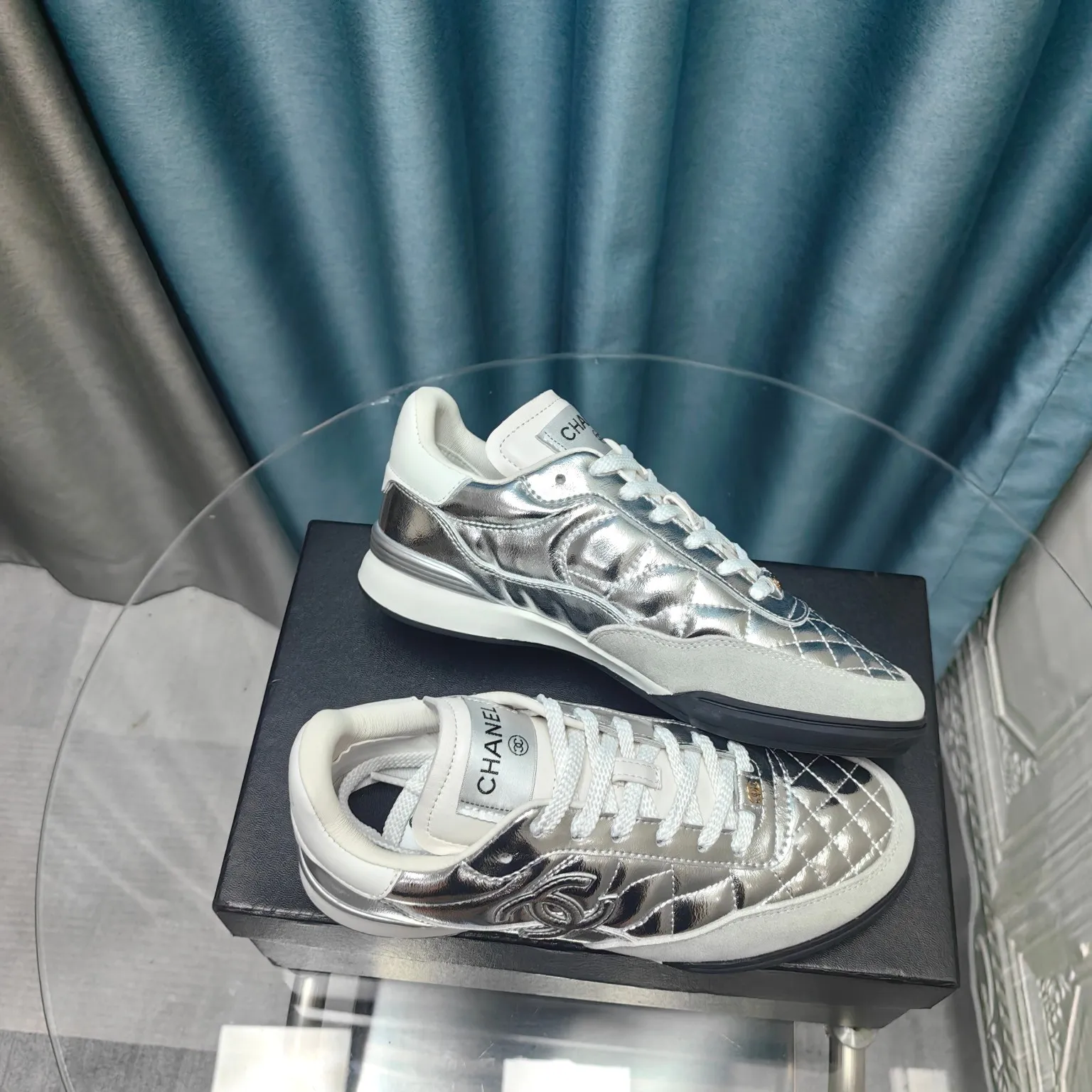 👟👟Ex-factory price 520👟👟 Women's shoe factory Chanel Chanel - 2024 counter top casual sports shoes This classic design; the upper is electro-embroidered with a variety of techniques; the outsole is fashionable and sporty; it is unusual to incorporate a variety of color matching elements... The diversified mix and match is very beautiful and versatile, and can be used for leisure, fashion, sports and outdoor... ꫛꫀꪝ Go➫ Material: ❶The upper is made of: original imported mixed-breed sheep ❷The inner lining is made of: the original imported breathable sheepskin ❸The outsole is based on: original T👟👟factory price U outsole. Counter boutique packaging complete set for women 35–41